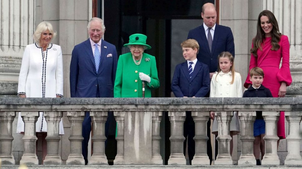 Regina Elisabeta a apărut la balconul Palatului Buckingham, în ultima zi a Jubileului