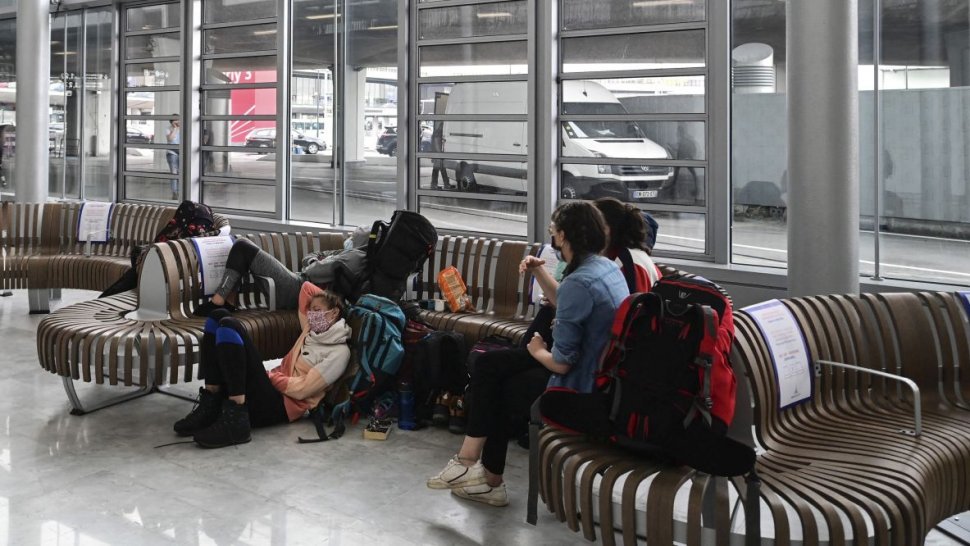 Zeci de pasageri abandonați în aeroportul din Sibiu: ”Au plătit 1.500 - 2.000 lei pe taxi!”