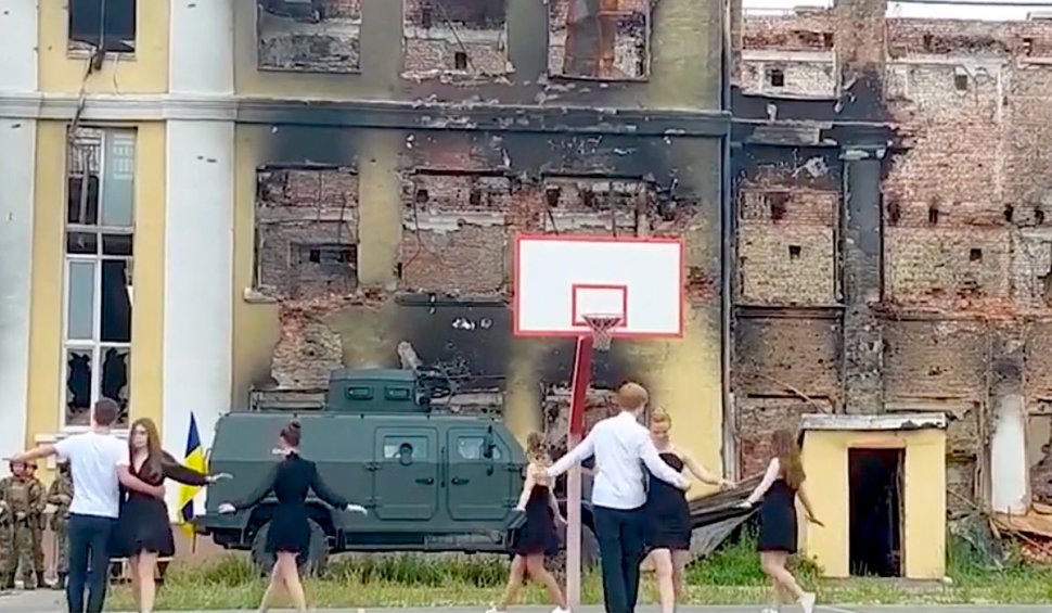 Imagini emoționante în Harkov: Petrecere de absolvire lângă ruinele unei școli bombardate
