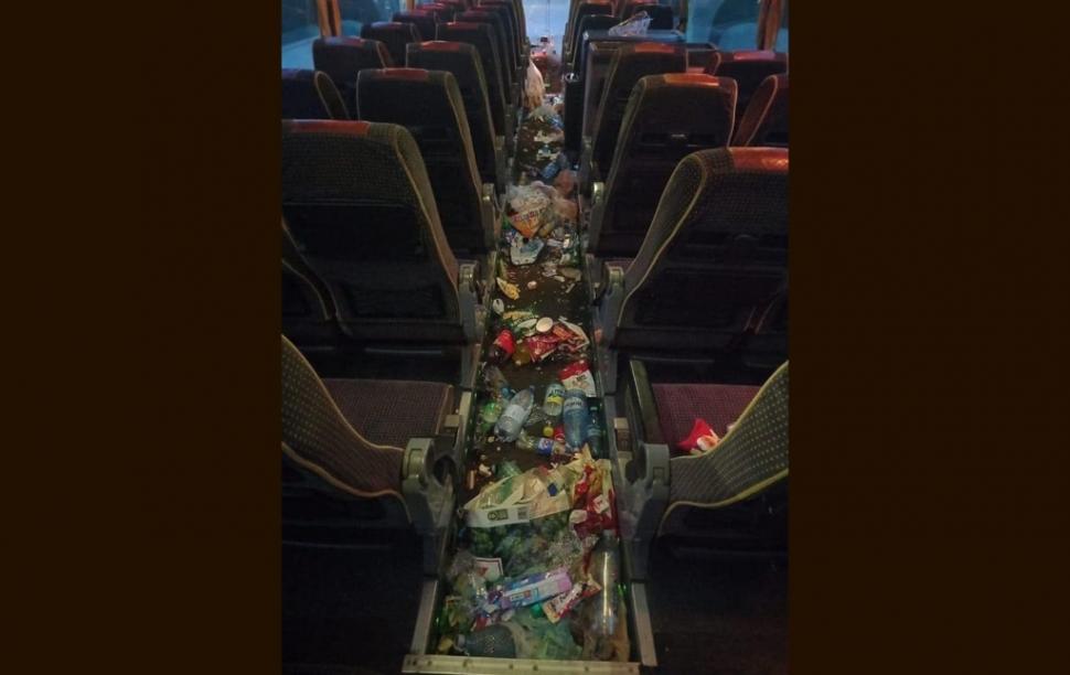 Ce a rămas într-un autocar la finalul unei excursii cu elevi. Reacția unui părinte: ”Am plătit pentru asta” 772172