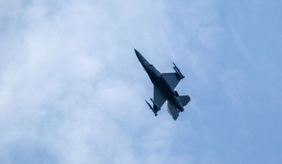 Alertă aeriană! Două avioane F16, ridicate la Drobeta Turnu Severin pentru a intercepta o aeronavă suspectă 