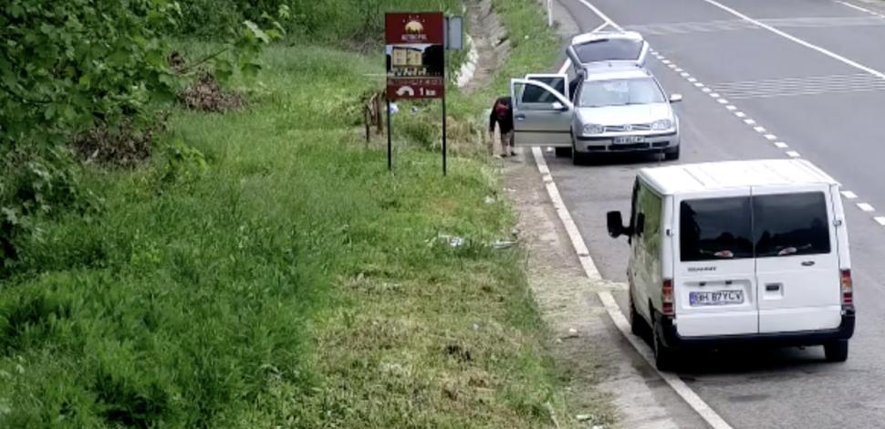 Mașină confiscată după ce șoferul a aruncat gunoi pe un drum județean din Bihor