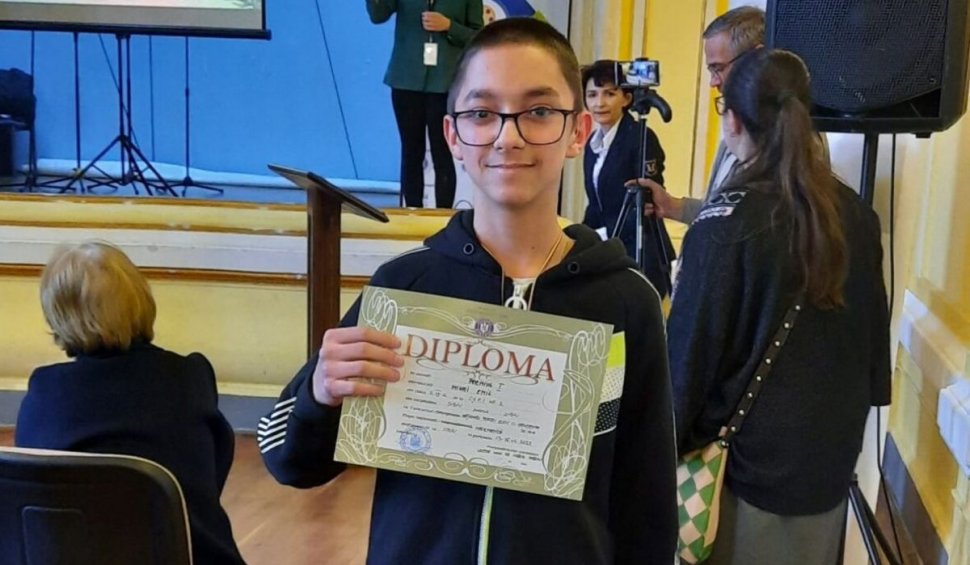Mihai, un băiat hipoacuzic abandonat de familie, a luat primul loc la Olimpiada națională de matematică