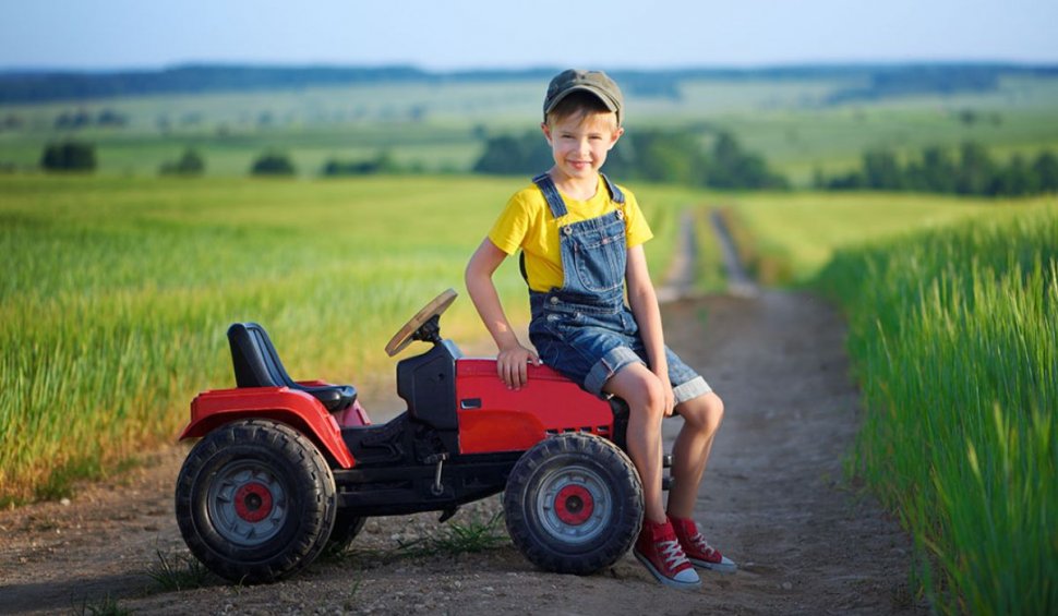 4 super-avantaje ale tractoarelor cu pedale și remorcă pentru copii