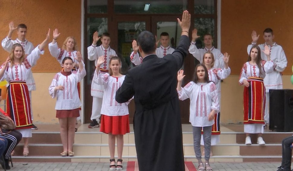 Cor de elevi hipoacuzici, condus de un preot, moment emoţionant la festivitatea de încheiere a anului şcolar, în Buzău