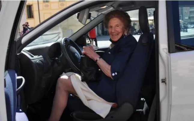 O femeie de 100 de ani şi-a reînnoit permisul de conducere, în Italia | Cât e valabil documentul