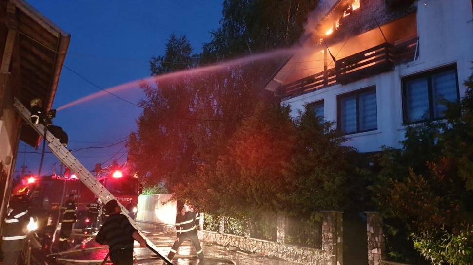 Incendiu de proporții la o hală de producție și o clădire de birouri din Prahova. Pompierii se chinuie de ore bune să stingă focul 772485