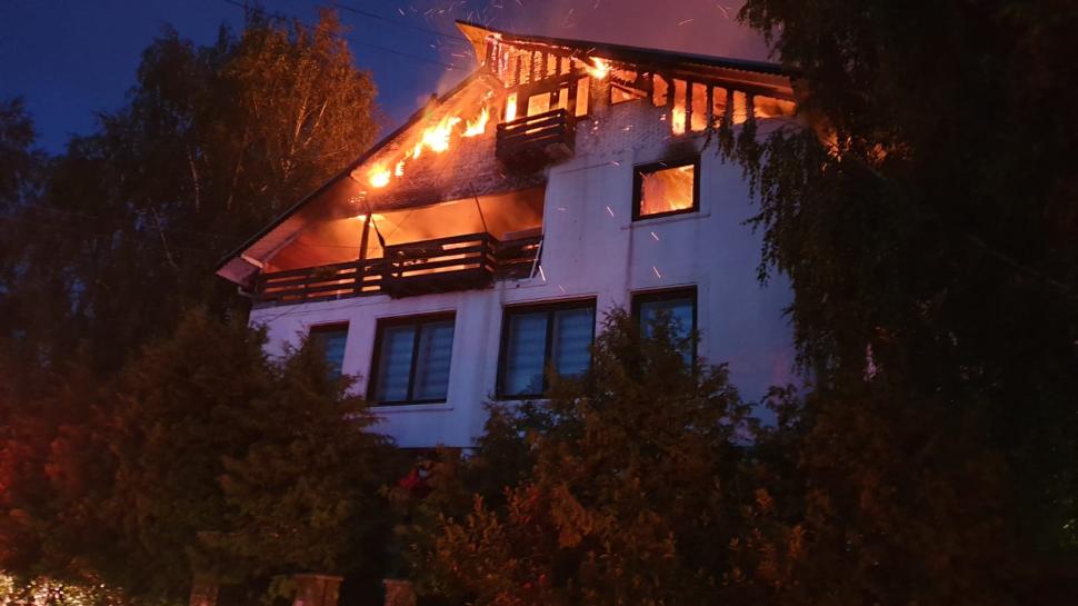 Incendiu de proporții la o hală de producție și o clădire de birouri din Prahova. Pompierii se chinuie de ore bune să stingă focul 772488