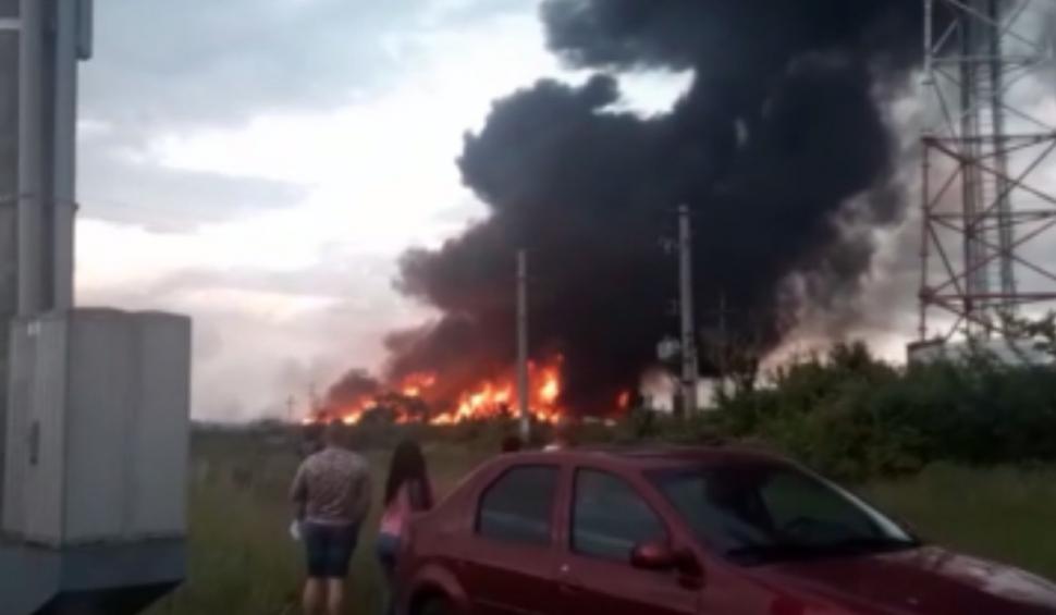 Incendiu puternic la un depozit de butelii din Piteşti. Pompierii intervin să limiteze dezastrul 772686