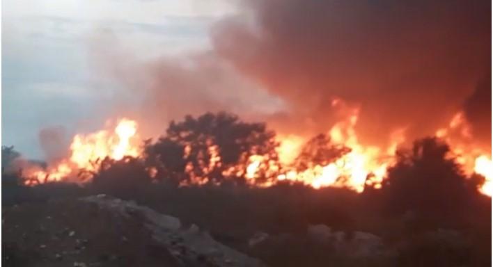 Incendiu puternic la un depozit de butelii din Piteşti. Pompierii intervin să limiteze dezastrul 772689