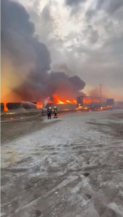 Incendiu puternic la un depozit de butelii din Piteşti. Pompierii intervin să limiteze dezastrul 772690