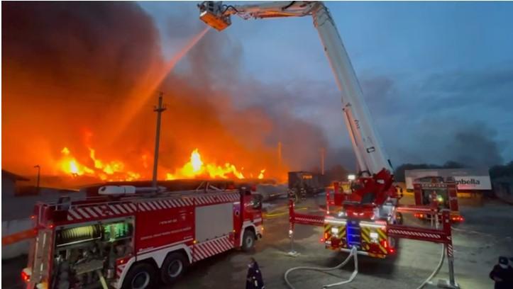 Incendiu puternic la un depozit de butelii din Piteşti. Pompierii intervin să limiteze dezastrul 772700