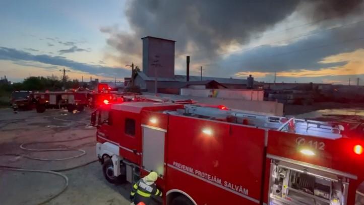 Incendiu puternic la un depozit de butelii din Piteşti. Pompierii intervin să limiteze dezastrul 772701