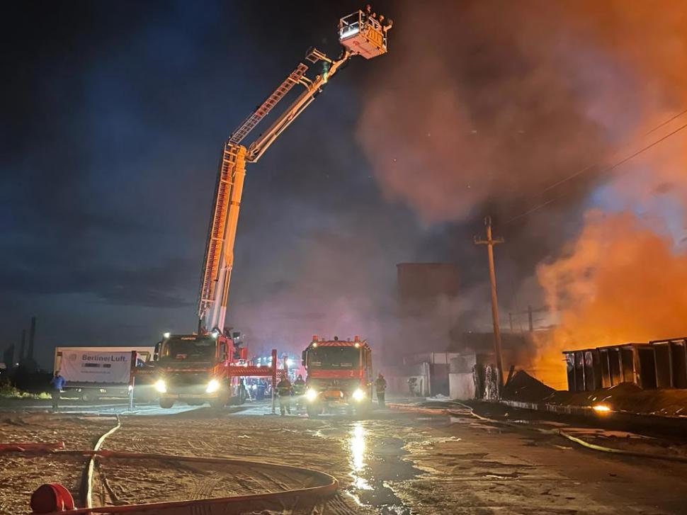 Incendiu puternic la un depozit de butelii din Piteşti. Pompierii intervin să limiteze dezastrul 772707