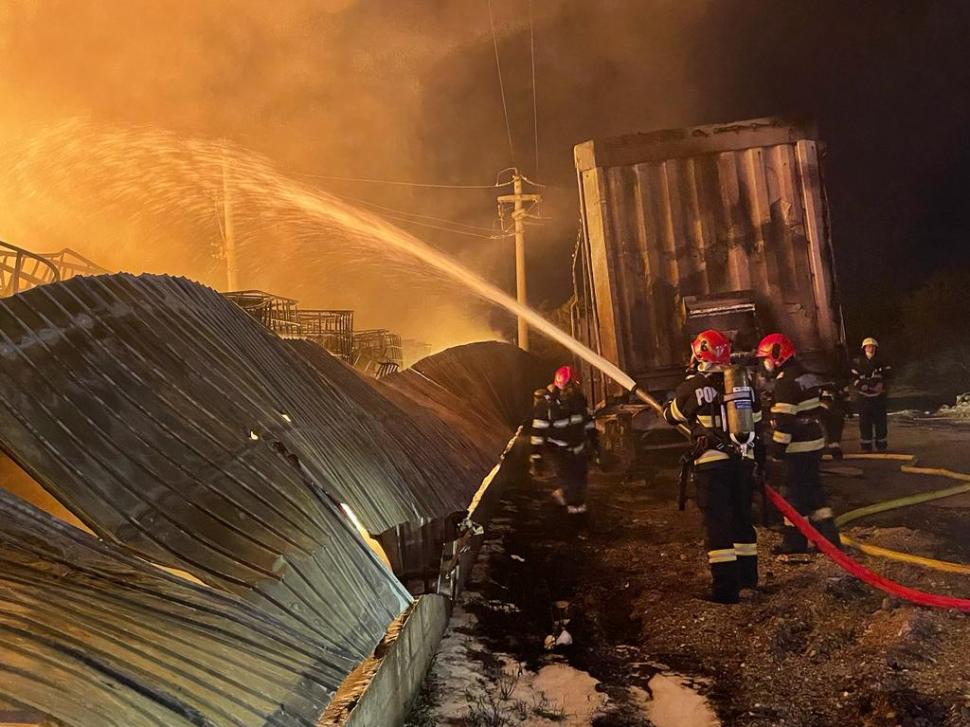 Incendiu puternic la un depozit de butelii din Piteşti. Pompierii intervin să limiteze dezastrul 772712