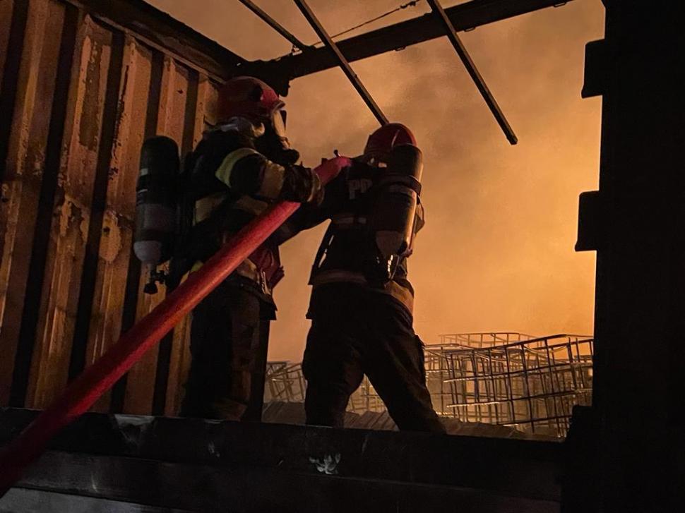 Incendiu puternic la un depozit de butelii din Piteşti. Pompierii intervin să limiteze dezastrul 772715