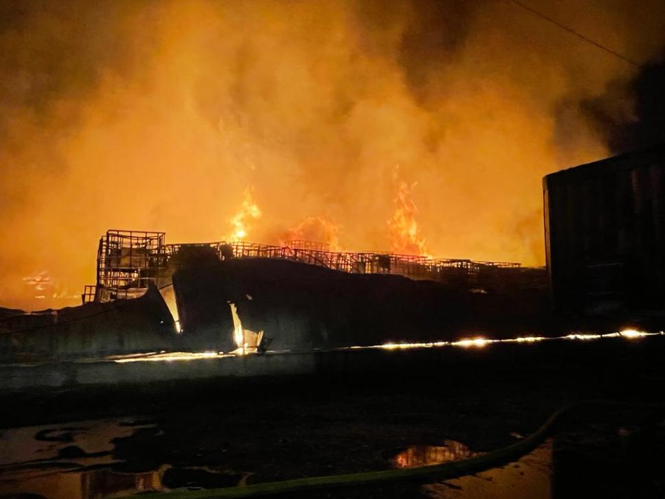 Incendiu puternic la un depozit de butelii din Piteşti. Pompierii intervin să limiteze dezastrul 772719