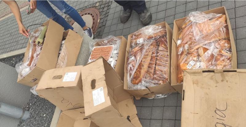 Român care mergea în Belgia a rămas fără bagaje și cățel. Poliția i-a găsit 100 kg de fripturi și un pui de Husky 772497