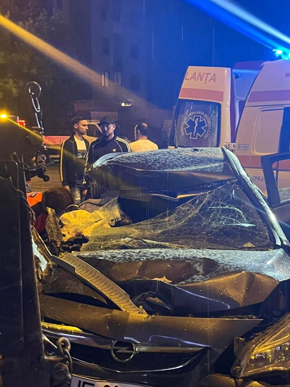 O tânără se zbate între viaţă şi moarte, după ce a fost strivită în maşina condusă de un şofer beat şi drogat, într-un accident pe Şoseaua Chitilei 772526