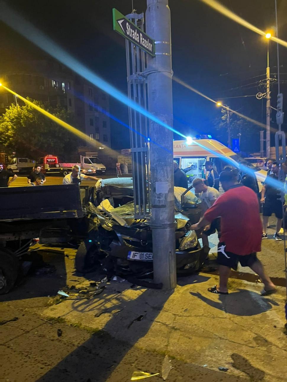 O tânără se zbate între viaţă şi moarte, după ce a fost strivită în maşina condusă de un şofer beat şi drogat, într-un accident pe Şoseaua Chitilei 772527