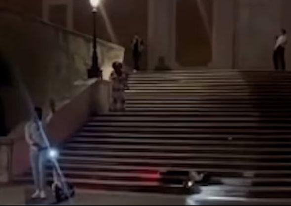 Treptele Spaniole din Roma, devastate cu trotineta de doi turiști americani. Pedeapsa aplicată de autorități este fără precedent 772631