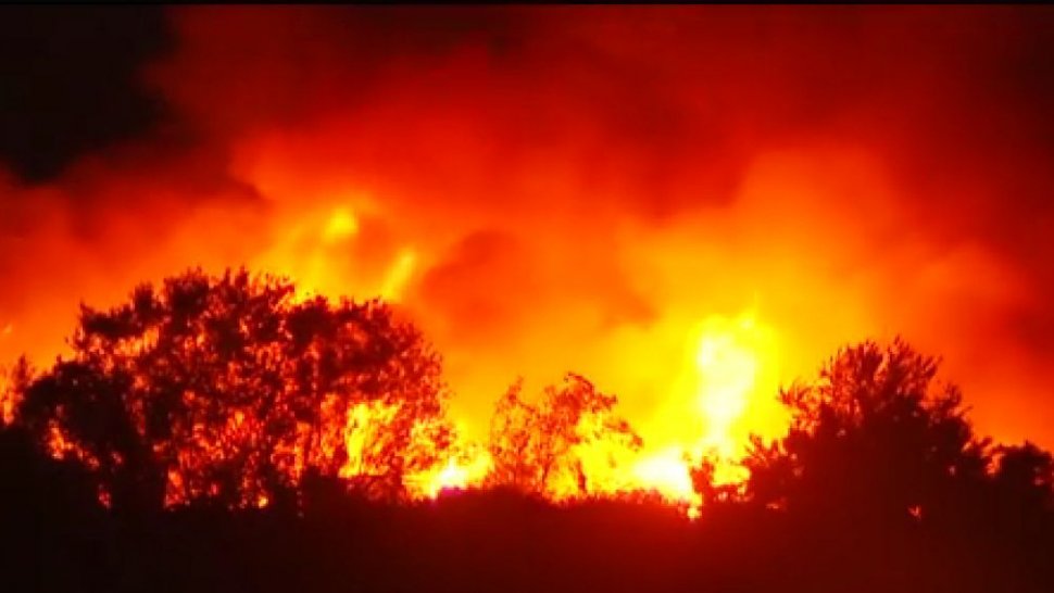 Pompierii se luptă de peste 13 ore să stingă incendiul de la Pitești