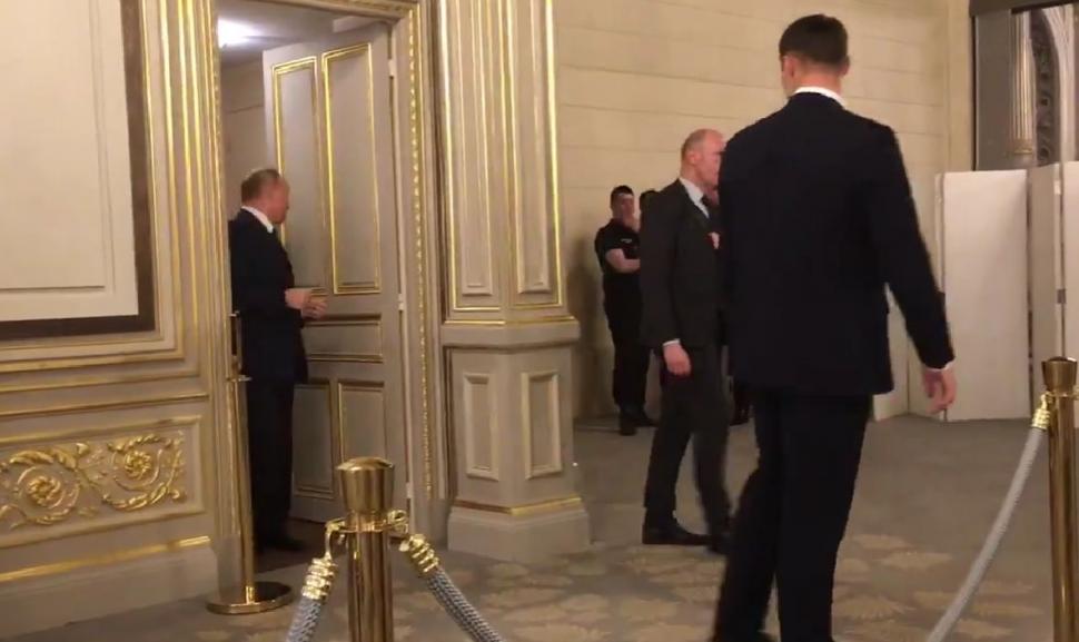 Motivul pentru care Vladimir Putin se duce cu șase oameni după el la WC | Cazuri similare, instrumentate de CIA 772873