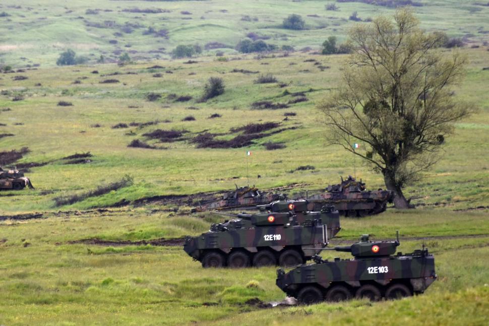 Încă un pod care se clatină în România, în județul Brașov. Imaginile dezastrului şi piedicile românești în calea trupelor NATO de la baza Cincu 772945