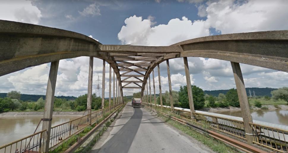 Încă un pod care se clatină în România, în județul Brașov. Imaginile dezastrului şi piedicile românești în calea trupelor NATO de la baza Cincu 772950