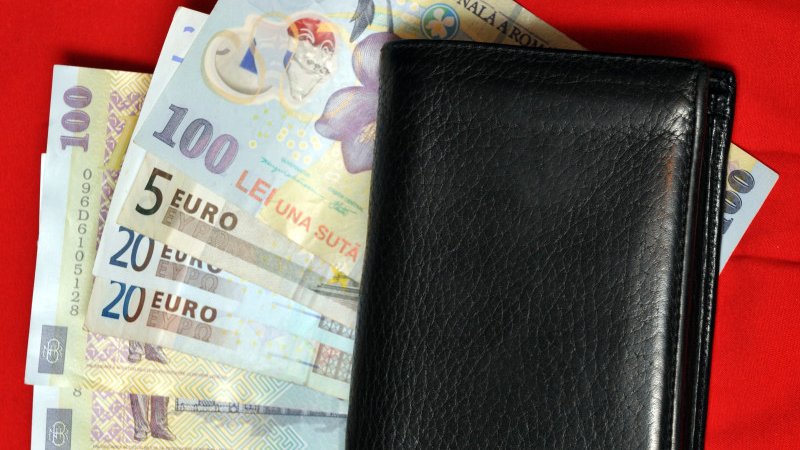 Cum economisesc românii, cu o criză financiară care bate la uşă? | Ce metode recomandă specialiştii