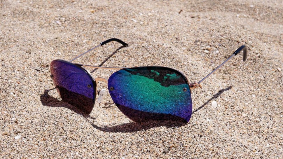 Ce culoare trebuie să aibă lentilele ochelarilor de soare? Medic: ”Ne pot afecta grav vederea!”