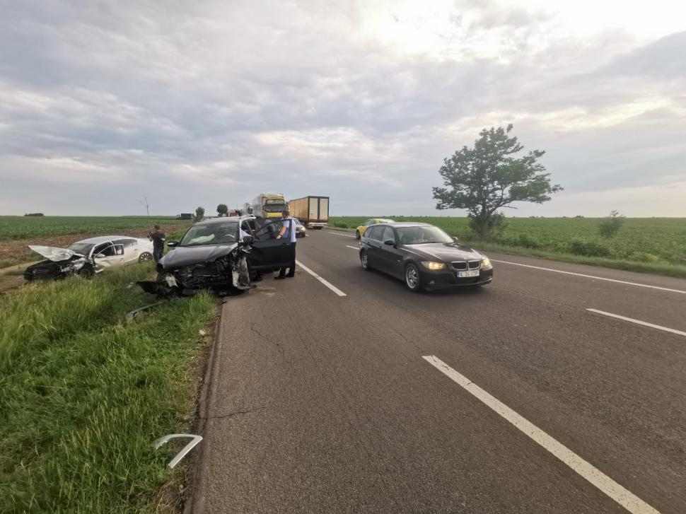 Un bărbat şi un copil de un an au murit pe loc, iar alţi patru oameni au fost răniţi, după un accident pe DN 2 la Căldăruşeanca, în Buzău 773190