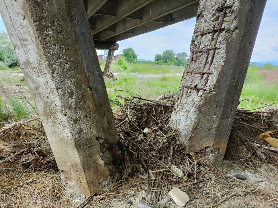 Încă un pod capcană ameninţă viaţa oamenilor din Neamţ. Ce fac autorităţile? 773208