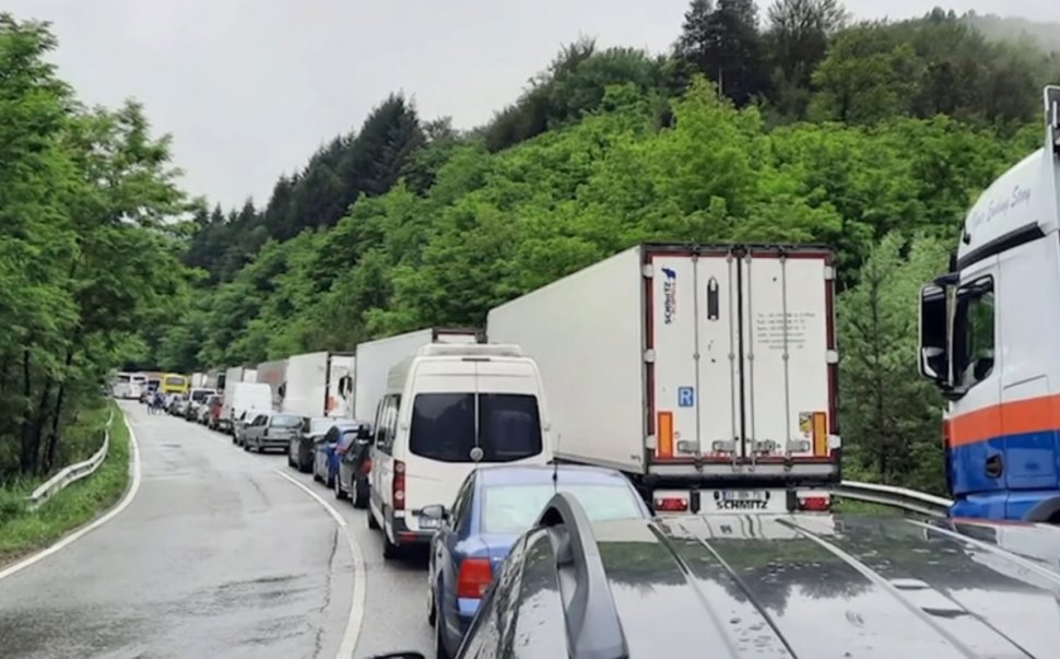 Români blocați ore întregi pe șosea din Bulgaria după un accident 