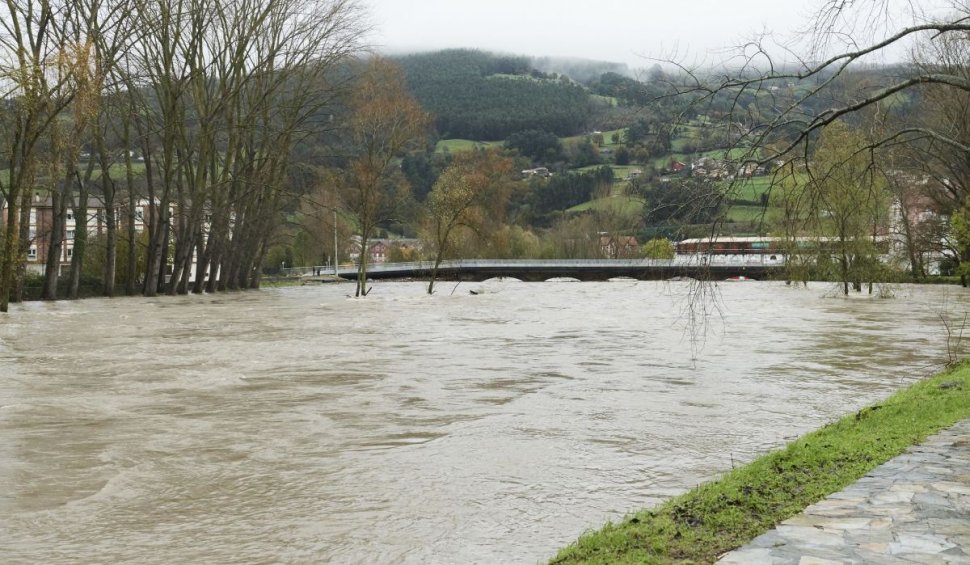 Vin puhoaiele: Avertizare de inundații în România