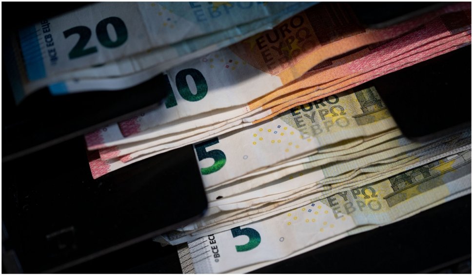 Economistul şef al BCR avertizează: Euro va trece de 5 lei!