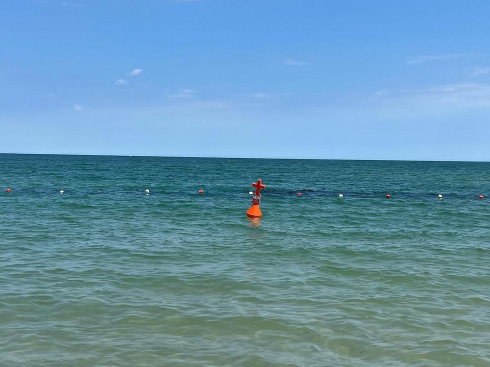 Geamanduri sub formă de cruce, pe care este trecut numărul morţilor care s-au înecat, pe litoralul românesc 773281