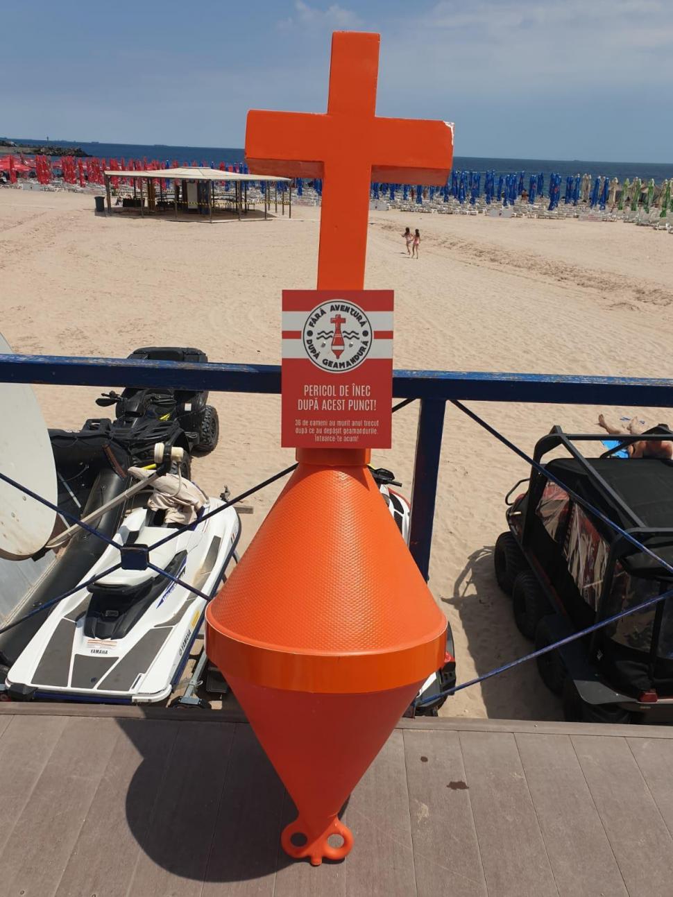 Geamanduri sub formă de cruce, pe care este trecut numărul morţilor care s-au înecat, pe litoralul românesc 773282