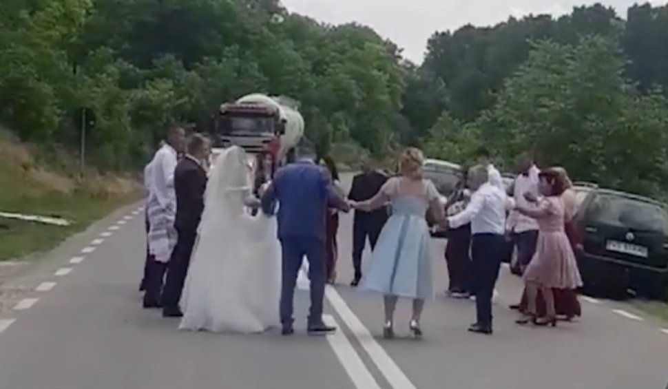 Momentul în care nuntașii opresc circulația și încing o horă pe mijlocul șoselei, în Vaslui