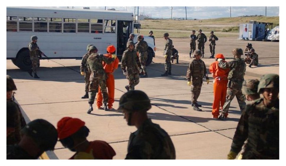 Pentagonul a lansat fotografii secrete, nemaivăzute până acum, ale deținuților din Guantanamo Bay