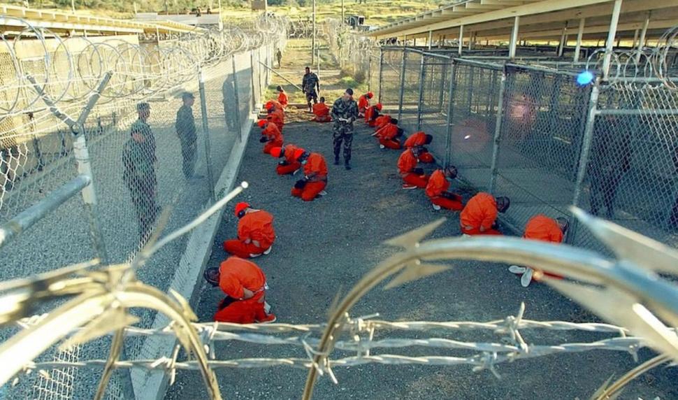 Pentagonul a lansat fotografii secrete, nemaivăzute până acum, ale deținuților din Guantanamo Bay 773364