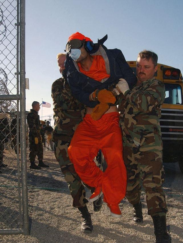 Pentagonul a lansat fotografii secrete, nemaivăzute până acum, ale deținuților din Guantanamo Bay 773365