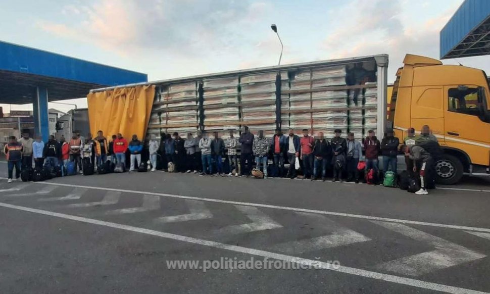 Ascunşi într-un TIR încărcat cu sicrie, 36 de cetăţeni străini intenţionau să treacă ilegal frontiera. Cum au fost prinşi la Nădlac 