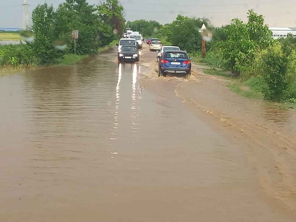Rupere de nori pe DN 72, la Ploieşti. Maşinile circulă greu, în coloană, pe drumurile inundate 773570