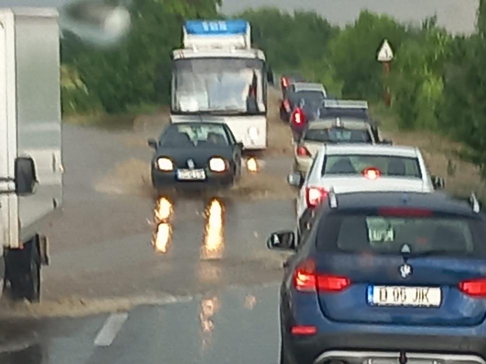 Rupere de nori pe DN 72, la Ploieşti. Maşinile circulă greu, în coloană, pe drumurile inundate 773571