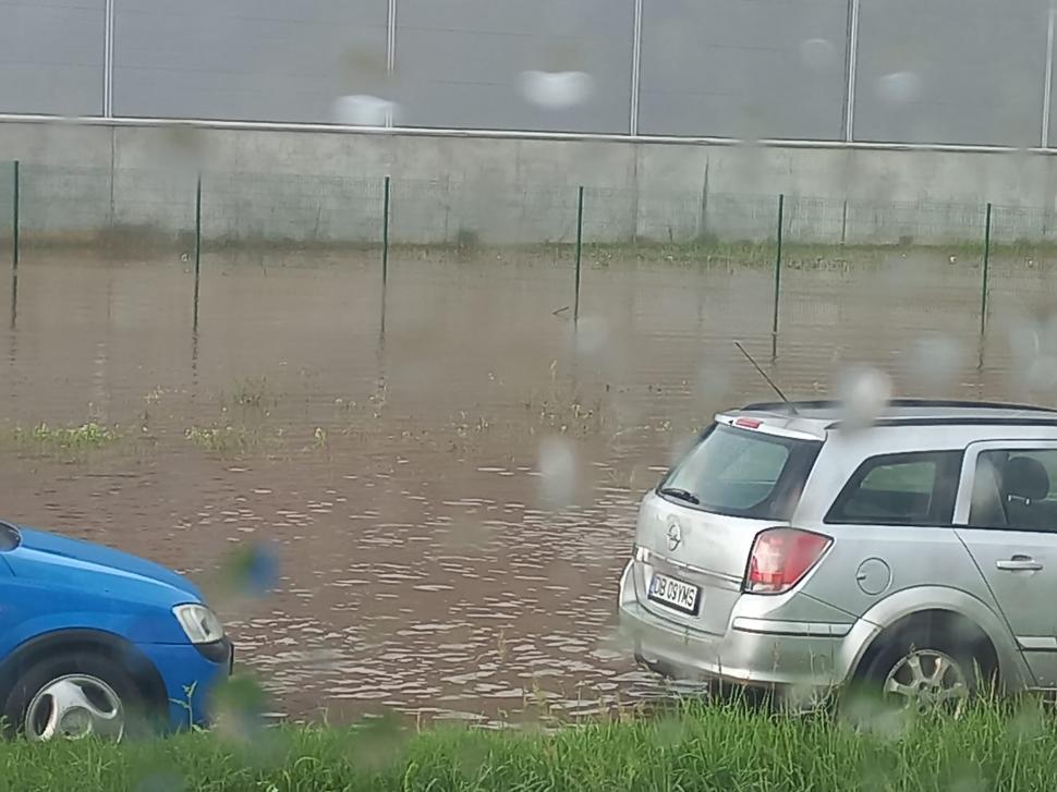 Rupere de nori pe DN 72, la Ploieşti. Maşinile circulă greu, în coloană, pe drumurile inundate 773572
