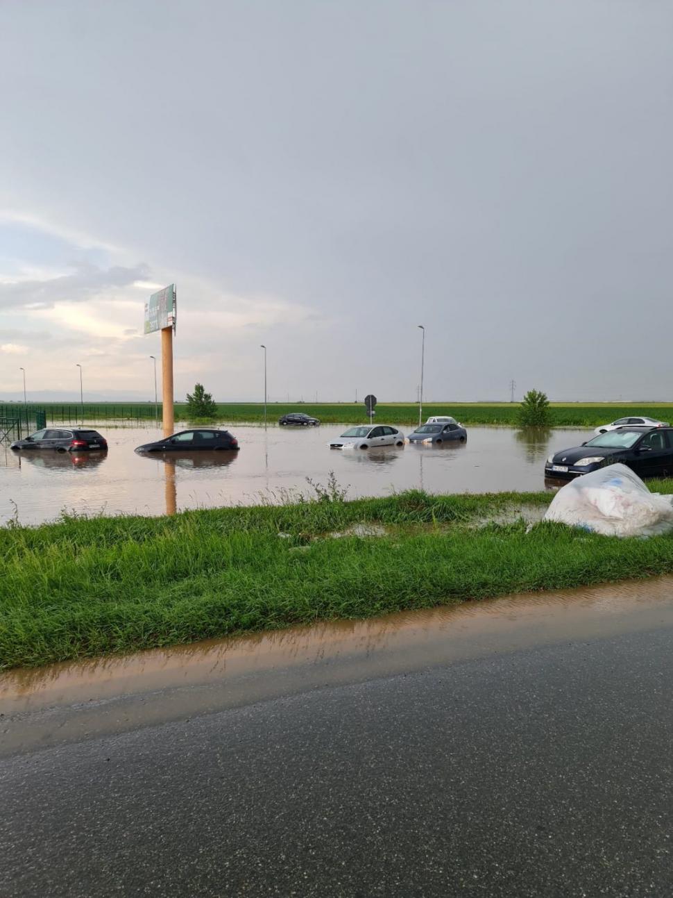 Rupere de nori pe DN 72, la Ploieşti. Maşinile circulă greu, în coloană, pe drumurile inundate 773575