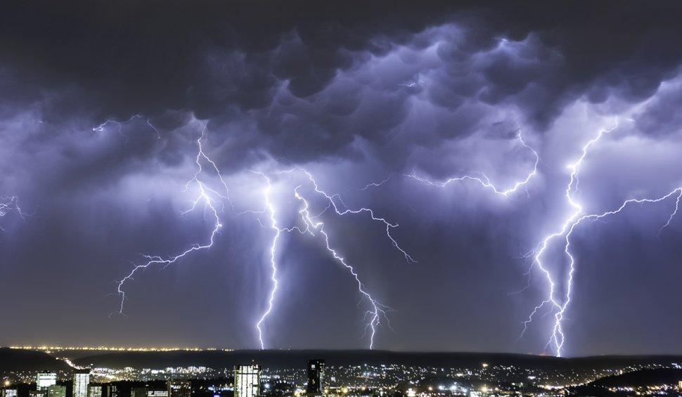 Directorul ANM, detalii despre Codul roșu de ploi și furtuni în București | Care este prognoza meteo
