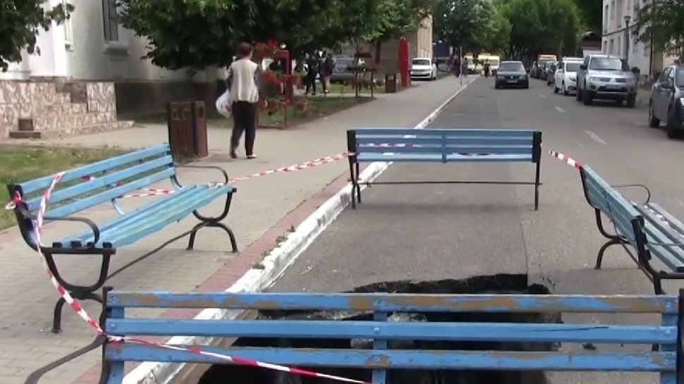 O stradă s-a surpat sub roţile unei maşini, în Negreşti. Imagini cu groapa de 2 metri