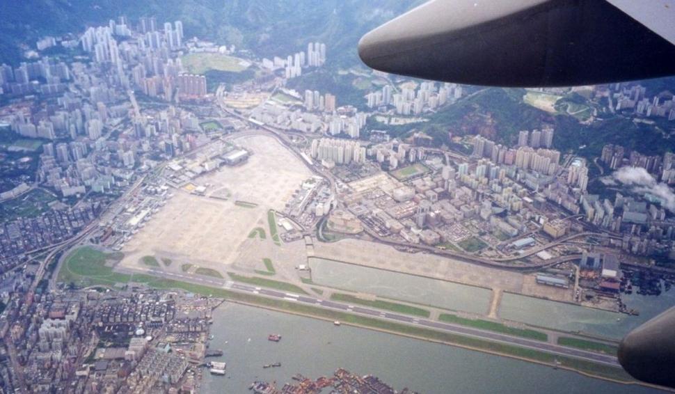 Aeroportul care a fost închis, după ce avioanele se prăbuşeau. "Pasagerii vedeau televizoarele vecinilor din zonă. Era o distanţă de speriat" 773392